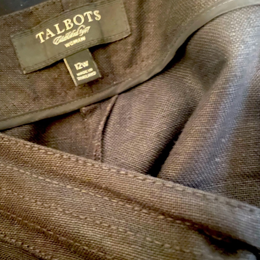 Slightly cropped pants in black with an elegant sheen